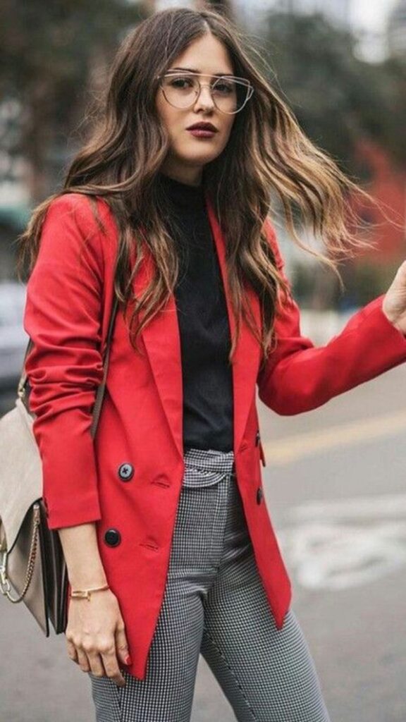 Outfit con blazer en rojo