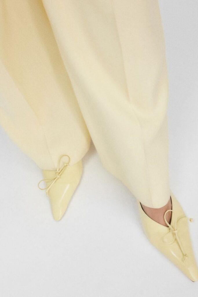 Cómo vestir con el amarillo pastel en verano: Guía definitiva y sofisticada 69 Color amarillo mantequilla