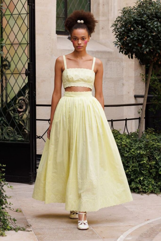 Cómo vestir con el amarillo pastel en verano: Guía definitiva y sofisticada 68 Color tendencia amarillo pastel